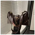 Dettaglio borsa tote marrone scuro con rivetti dorati e fibbia a cintura alla moda - Marrone