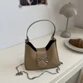 Sac sous le bras chic en cuir kaki avec boucle nœud argentée et bandoulière chaîne - Kaki