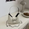 Sac à main chic en cuir crème avec nœud en métal argenté et bandoulière amovible - Blanc