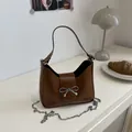 Sac sous le bras rétro marron avec nœud métallique et bandoulière chaîne argent - Marron