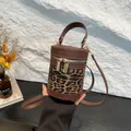 Κομψή κυλινδρική τσάντα λεοπάρ από καφέ δέρμα με χρυσές μεταλλικές λεπτομέρειες - Λεοπάρ Καφέ