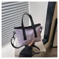 Détail d'un mini sac en toile lilas avec sangles noires et fermeture éclair supérieure - Violet