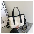 Sac fourre-tout en toile crème minimaliste avec détails noirs sur surface denim - Blanc Cassé