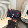 Sacoche selle noire avec imprimés cerises rouges et bandoulière chaîne dorée - Avec Pendentif / Noir