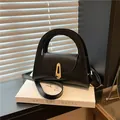 Borsa a mano semicircolare nera retrò con chiusura dorata e tracolla sottile elegante - Nero