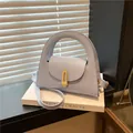 Elegante borsa a mano azzurra semicircolare con fibbia in metallo dorato e tracolla pelle - Blu