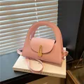Borsa a mano rosa a semicerchio con fibbia dorata e tracolla in pelle sintetica - Rosa