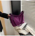 Détail du sac à bandoulière en nylon violet avec bandoulière corde et poche avant - Violet