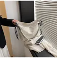 Détail du sac bandoulière en nylon beige avec bandoulière corde et bouton pression - Blanc Cassé