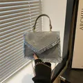 Mini Hellblaue Denim Umschlagtasche mit Fransenkante, Ledergriff und Goldkette - Blau