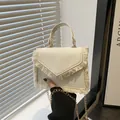 Mini-Handtasche in Cremeweiß mit goldenem Kettenriemen und modischen Fransen-Details - Weiß
