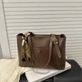 Braune Shopper-Tasche aus Leder mit Kontrastnaht und Zier-Halstuch für den Alltag - Dunkelbraun