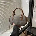 Sac bowling en denim délavé gris avec garnitures en cuir marron et détails dorés brillants - Noir