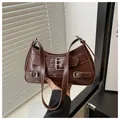Kaffeebraune Retro Y2K Schultertasche mit Zierschnallen und silbernen Metallösen - Braun