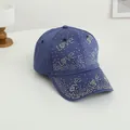 Détail de strass en cristal et de l'inscription LOVE sur une casquette de baseball bleu marine - Taille unique / Bleu Marine