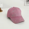 Détail des lettres LOVE en strass brillants sur une casquette de baseball rose femme - Taille unique / Magenta foncé