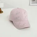 Détail de la casquette rose avec lettrage love en strass et cristaux scintillants - Taille unique / Rose Lotus