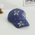 Dettaglio del cappellino blu scuro con farfalle di strass brillanti e decorazioni - Blu Notte