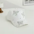 Dettaglio del cappellino bianco con decorazioni di farfalle in strass luccicanti - Bianco