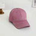 Detailansicht der silbernen Strasssteine und Sterne auf der lila Baseballkappe - Einheitsgröße / Dunkelmagenta
