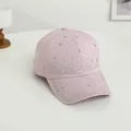 Detailansicht der rosa Baseballkappe mit funkelnden Strasssteinen und silbernen Sternen - Einheitsgröße / Lotosrosa
