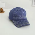 Detail einer dunkelblauen Baseballkappe mit Regenbogen-Strasssteinen und Sternnieten - Einheitsgröße / Marineblau