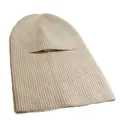 Detail van een beige geribbelde bivakmuts met warme thermische textuur en oogopening - Beige