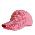 Primo piano del berretto da baseball rosa con strass colorati e dettagli scintillanti - Rosa Strass Rosa AB