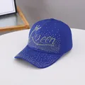 Dettaglio del cappello da baseball blu reale con corona di strass e scritta 'Queen' - Blu