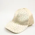 Detailopname van kleurrijke strass-steentjes op een champagne satijnen baseballpet - Verstelbaar / Beige