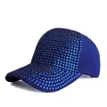 Dettaglio del cappello da baseball blu scuro con strass densi sulla visiera e corona - Blu Reale con Strass Blu Reali
