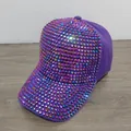 Dettaglio del cappello viola con strass AB iridescenti sulla trama del tessuto - Viola con Strass Blu Viola