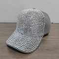 Dettaglio di strass argentati brillanti su un berretto da baseball grigio chic - Grigio Scuro con Strass Argentati