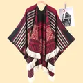 Vintage Boho-Strickponcho mit geometrischem Muster und langen weißen Fransen für Damen - Ethno-Streifen Weinrot