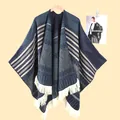 Böhmisches Strick-Poncho mit geometrischen Mustern und cremefarbenen Fransen - Ethno-Streifen Marineblau