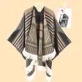 Detail von Boho-Strickponcho mit geometrischen Mustern und Fransen für Herren - Ethno-Streifen Grün Kamel