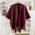 Dettaglio della mantella poncho bordeaux con spesso tessuto simil-cashmere e frange orlo - Lavorato a Maglia Tinta Unita Rosso Vino