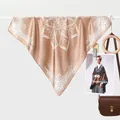 Dettaglio ravvicinato della sciarpa in seta champagne con eleganti motivi a loto - Grande Lotus Khaki / 70x70cm