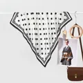 Elegante foulard in seta bianca a grandi pois neri con bordo sottile e strutturato - Bianco