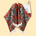 Poncho épais à motif léopard avec nœuds rouges et franges blanches pour l'hiver - Grand Gland Noeud Léopard / Café et Orange
