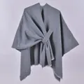 Dettaglio di uno scialle in maglia grigia con lacci laterali e tessuto a coste - Top / 130x150cm / Grigio Medio (Grigio con Nappe Bianche)