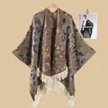 Nahaufnahme des ethnischen Jacquard-Strickschals mit abstrakten Mustern und Fransen - Leopard Schleife Khaki