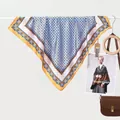 Klassisches Seidenquadrat-Halstuch mit blauen und orangen Punkten und Vintage-Blumenmuster - Paisley Rand Punktmuster Stil / Blau-Gelb