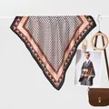 Klassisches Seidentuch mit Paisleymuster in Aprikose und Schwarz mit geometrischem Rand - Paisley Rand Punktmuster Stil / Schwarz