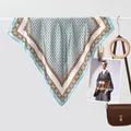 Eleganter blauer und beige Paisley-Seidenschal präsentiert mit einer schicken Handtasche - Paisley Rand Punktmuster Stil / Himmelblau