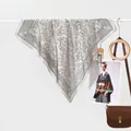 Dettaglio di un foulard di seta con motivo Paisley vintage drappeggiato con eleganza - Quadrato / Cachi e Grigio