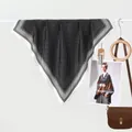 Klassisches schwarz-weiß gepunktetes Seidentuch an einem weißen Kleiderbügel - Schwarz