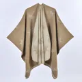 Poncho scialle in maglia marrone con motivi jacquard a foglie di ginkgo e tessuto morbido - Foglia di Ginkgo Cachi