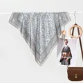 Elegante foulard in seta vintage celeste con motivo paisley drappeggiato su gruccia - Quadrato / Argento Blu