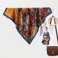 Detail van elegante mosterdzijden vierkante sjaal met artistieke bloemenprints en randen - Zonsondergang Bloemenzee